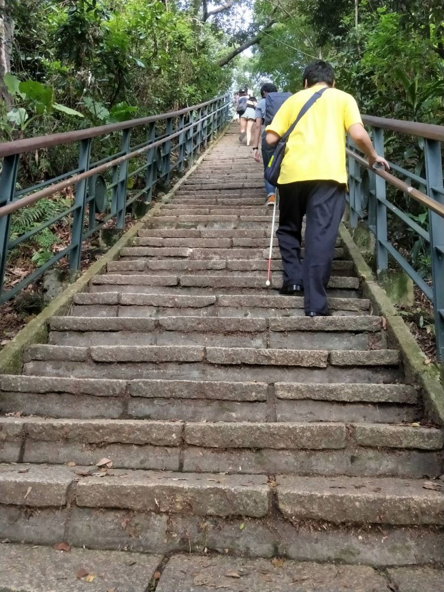 俊宏獨自爬山，沿途有不少登山客為他加油打氣。