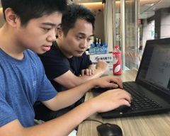 旻宏失明後仍教電腦，但是教盲用電腦。