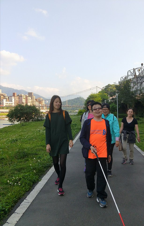 維婷放滄濱獨自行走