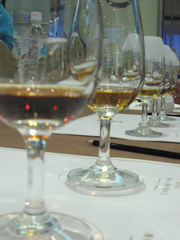 品酒會上，剔透的玻璃杯盛著顏色深淺不同的酒。