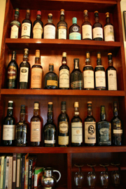 木色的櫃子陳列著約莫20款酒，風味各自不同。