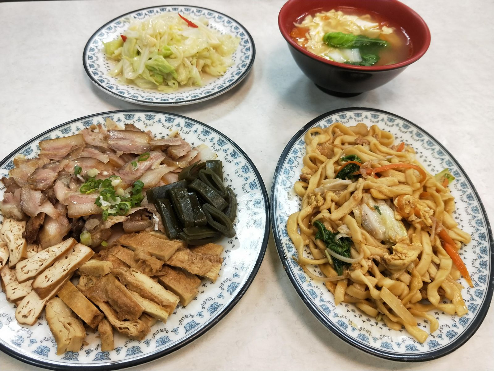 吃著名的「南村」美食，有滷味、炒麵、辣炒高麗菜、四寶湯。