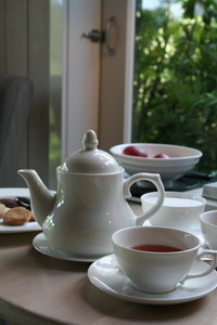 大部分的餐具器皿、特別是平常慣用的茶壺茶杯，幾乎大多是白。 