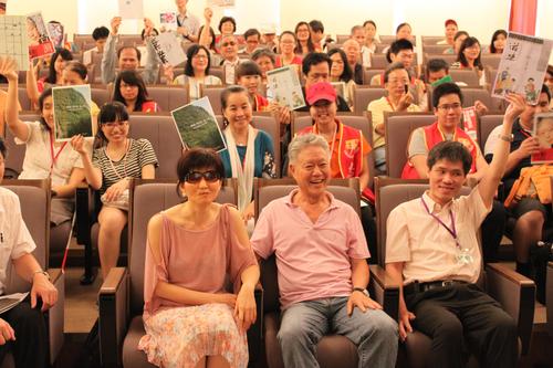 蔣勳與參與的視障者一同合影。 蔣勳與參與的視障者一同合影。