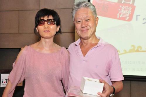 喬慧送上「柿柿」如意,蔣勳老師大大擁抱。 喬慧送上「柿柿」如意,蔣勳老師大大擁抱。