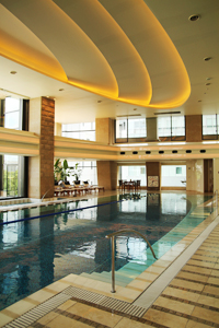 室內游泳池搭配著暖色系的燈光，讓人感覺放鬆愜意。