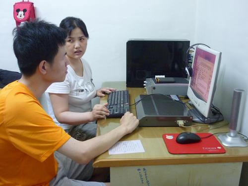 電腦老師到依璇家中處裡電腦問題，依璇也藉此分享聽打工作的心得。