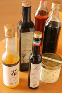 常備油品有：不同風味品種初榨橄欖油二三款，茶油、黑白麻油、鵝油、豬油、奶油各一款。用不用、用哪一種，則視菜餚特性和風味需求而定。