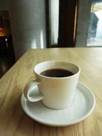 每每一早家裡或外頭小吃攤上吃完早餐後，便找家自行烘豆、品質上乘咖啡館喝咖啡。