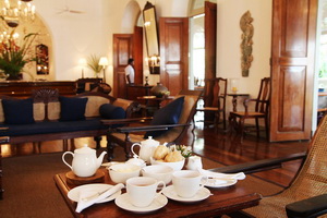 數百年的旅館大廳，褐色的木質家具與漂亮的茶湯，很是配搭。