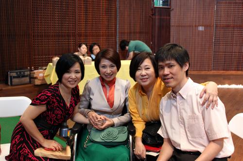 (左起)知名廣播主持人楊月娥，立法委員楊玉欣，台北圓環董事長余湘小姐與協會公關處長楊聖弘先生合照