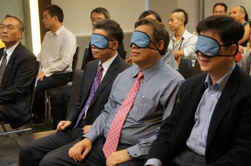 在舞台正中央的第一排座位，職訓局局長林三貴與勞委會主委潘世偉戴上眼罩，體驗視障者生活。