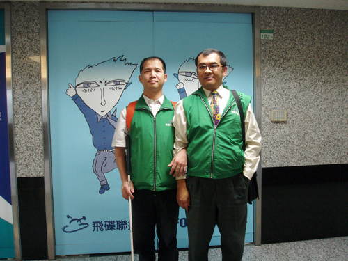 豪聰（左）與店長張重昇一起上電台接受節目專訪。