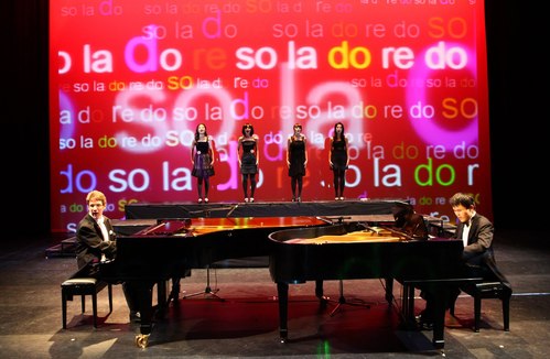 舞台上只有兩台鋼琴，兩位主角（全盲的許哲誠與他的美籍音樂老師范德騰）在掌聲中出場。  