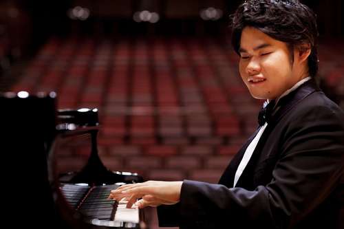 日本的全盲鋼琴家辻井伸行也在國家音樂廳舉行鋼琴獨奏