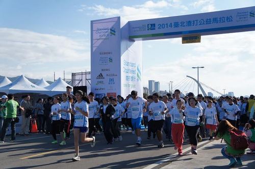 2014年的渣打公益馬拉松，200多位視障跑者在晴空萬里的大佳河濱開跑