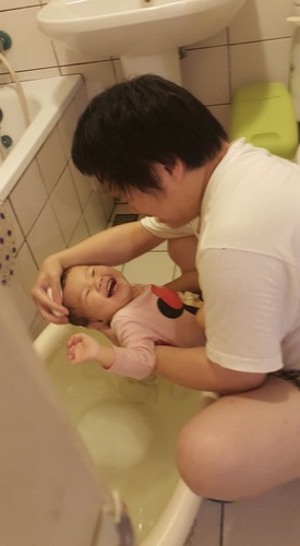 爸爸幫孩子洗澡