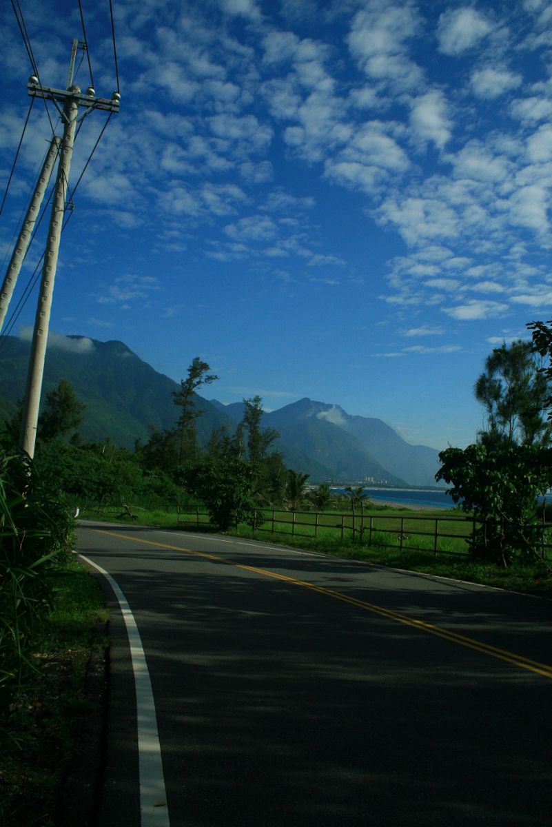 腳底道路與遠方藍天，天地之間我們尋找屬於自己的美