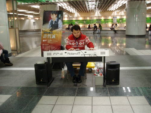 許哲誠在敦化忠孝地下街，彈奏著他的電子琴