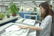 彥妤透過對機器操作的預先熟悉，平時也能使用一般的印表機列印文件