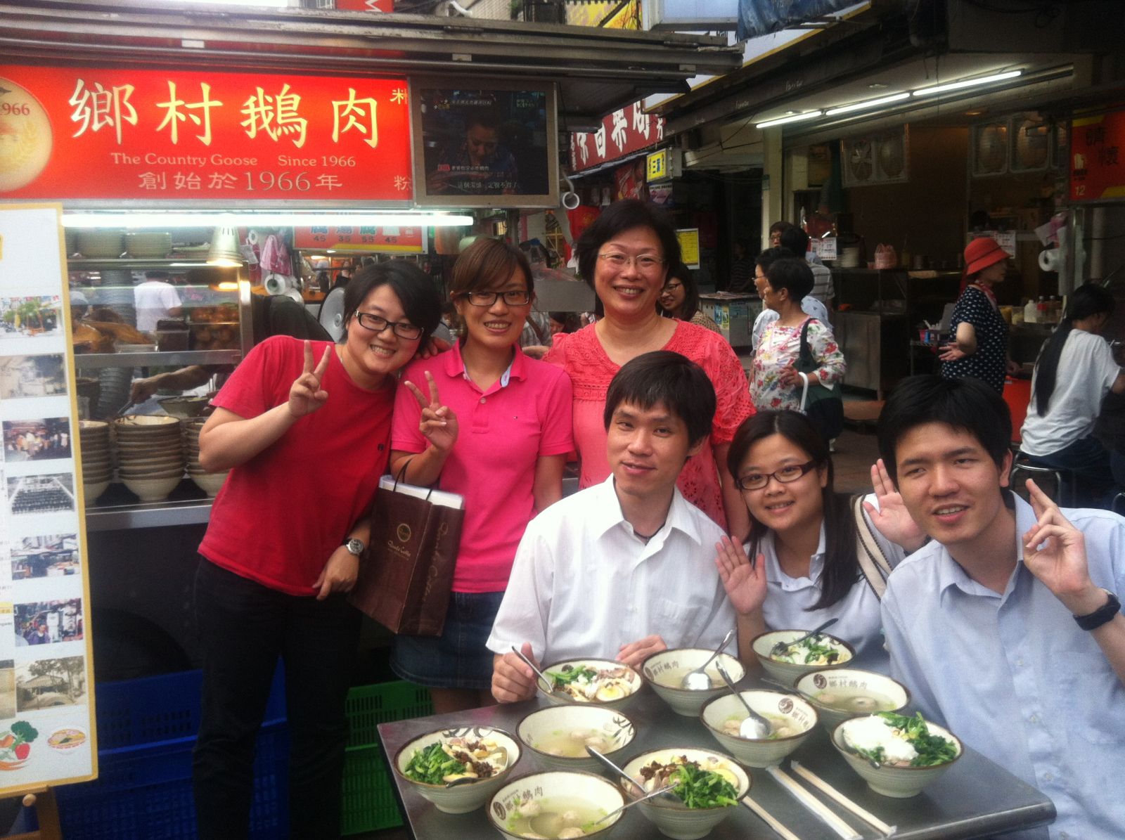 晴光商圈總幹事葉寶春熱情邀請協會同仁品嚐美味的鵝肉飯，並與大家合照