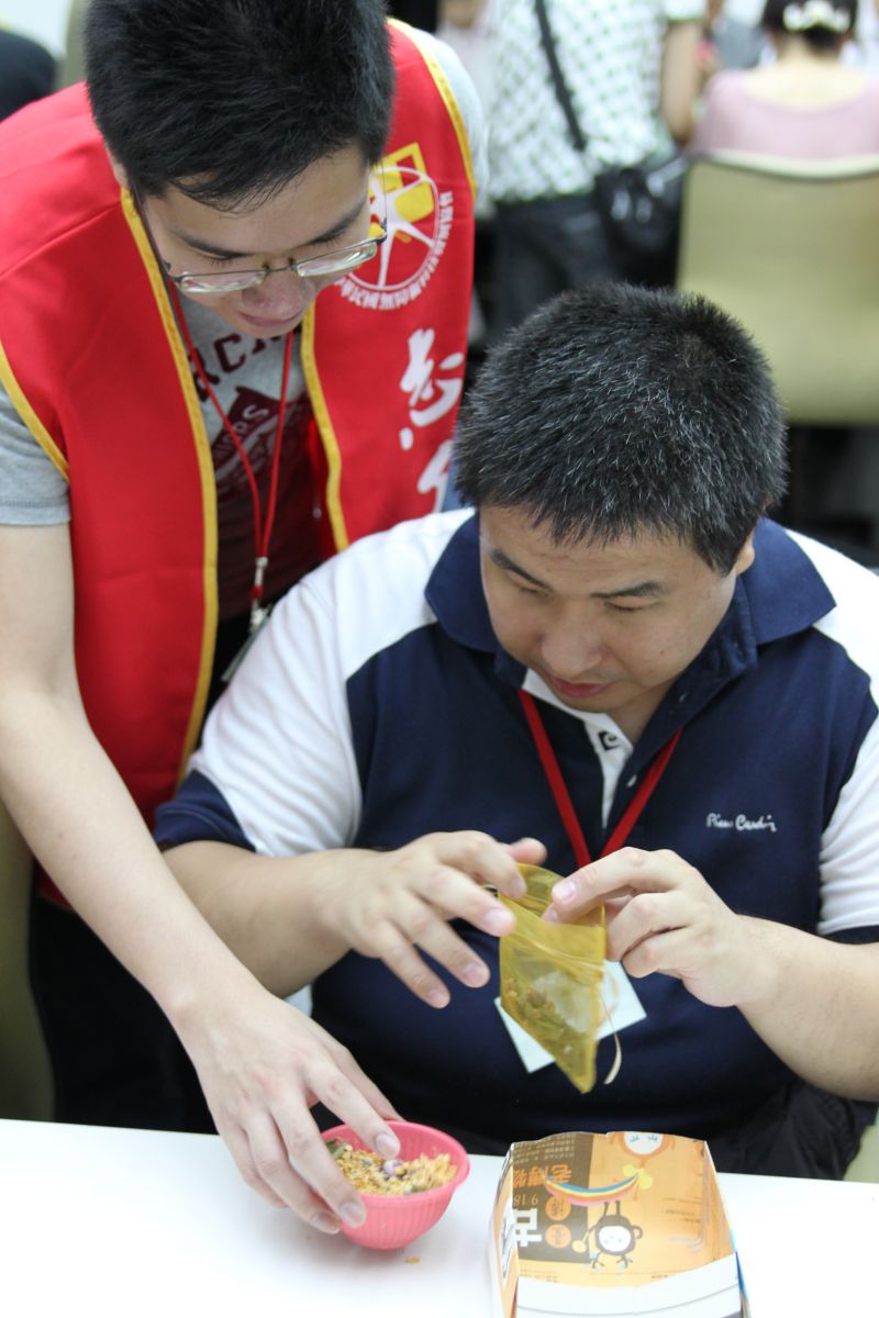 臺博館的香草DIY活動，志工朋友協助視障朋友裝香包