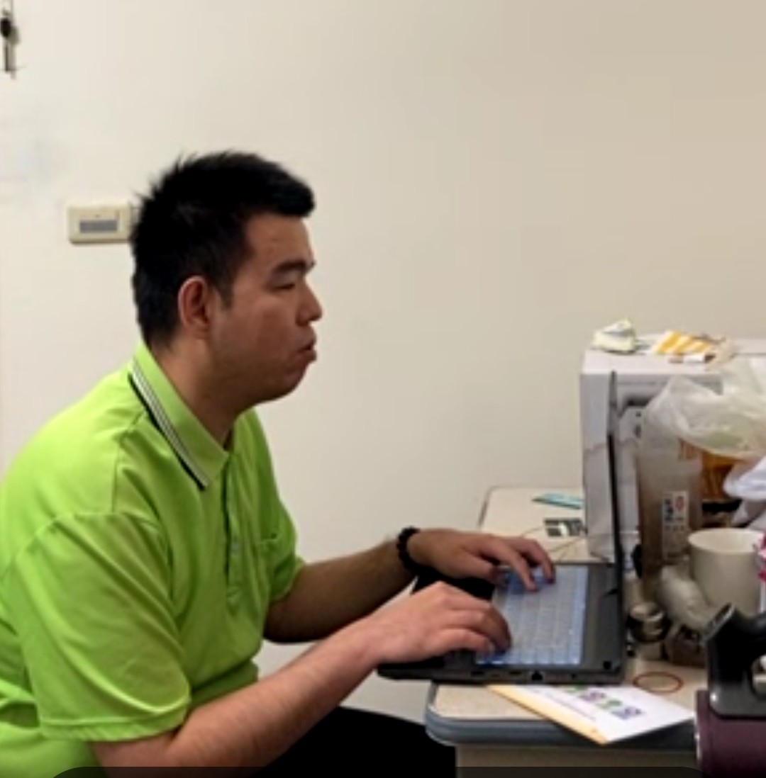 劉學哲全心投入無障礙功能測試。