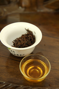 松柴燻乾、完整發酵的全新製茶法，孕育出帶著金紅顏色、醇厚口感與迷人燻烤香的獨特滋味。