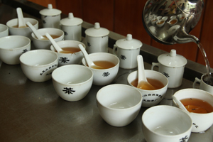 茶湯被白色的小碗包圍著，品茶的樂趣就此開始。