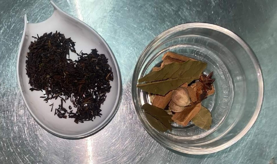 左邊是紅茶，右邊的食材大多可在中藥行購買