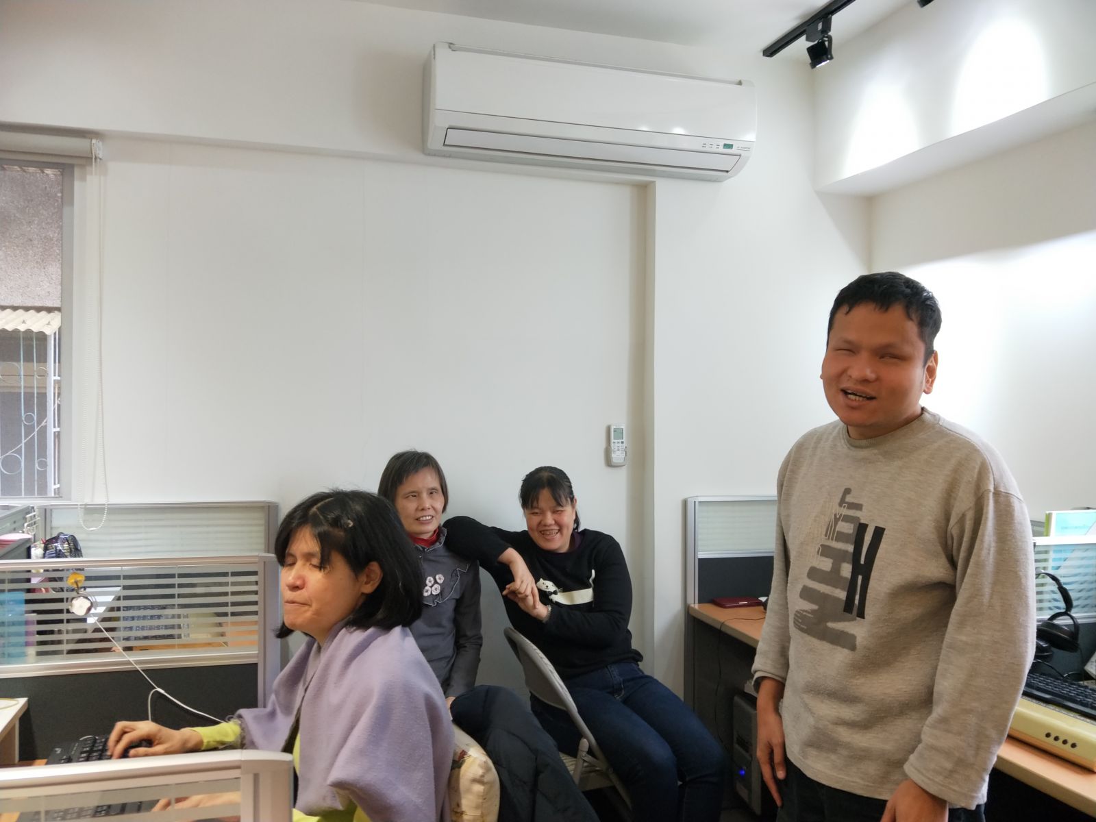 無障礙科技發展協會四位負責點譯校對的團隊，由右到左分別為俊宏、思樺、肅宓、秀媛。