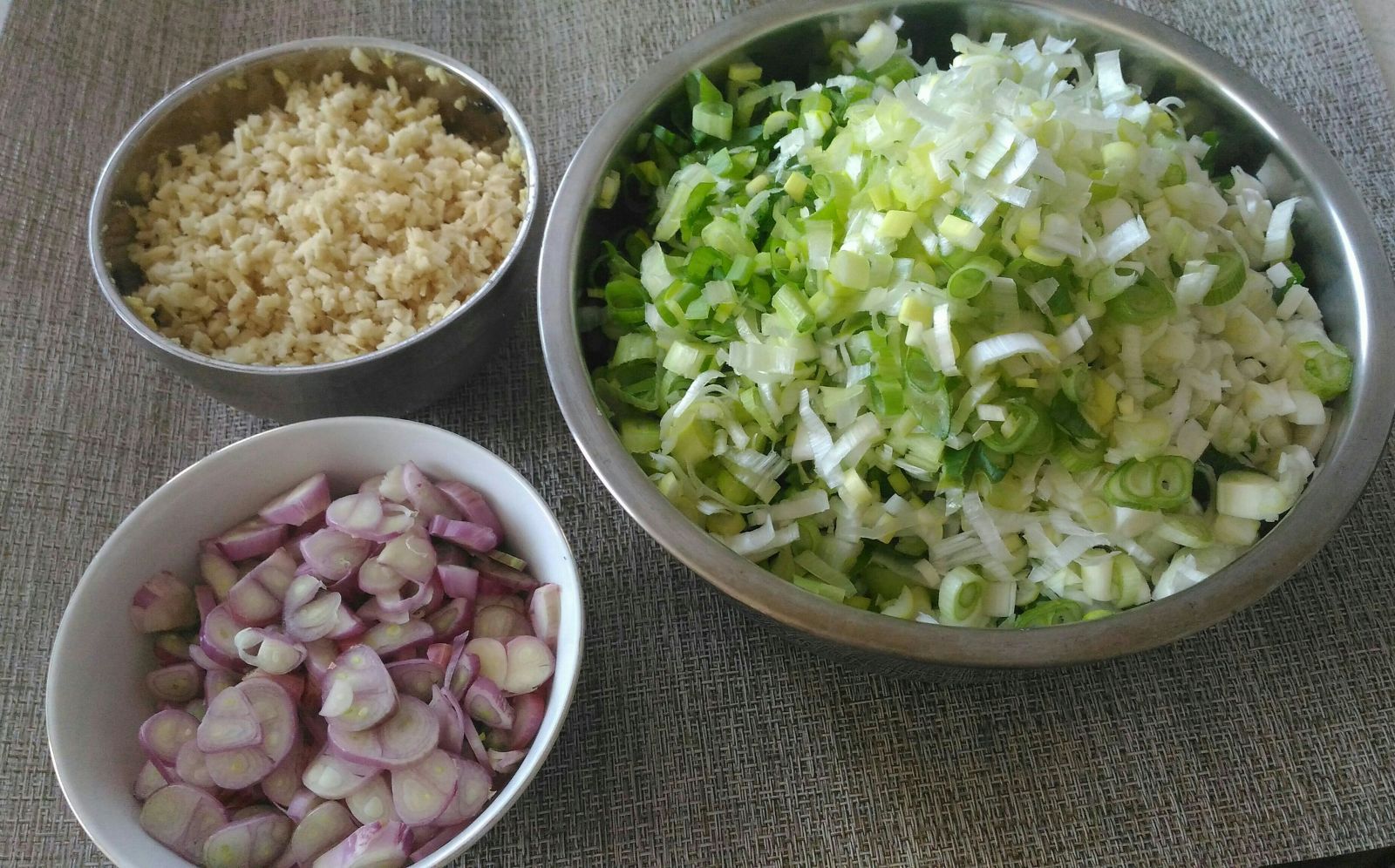 「蔥薑醬」的食材，青蔥花、薑末、紅蔥頭碎丁，但紅蔥頭可省略