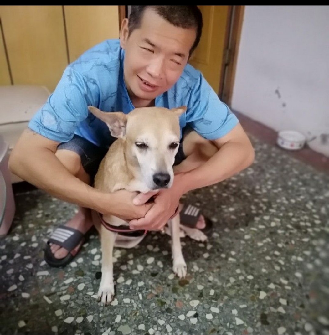 周碩宣與家中陪伴他的狗「橘子」。