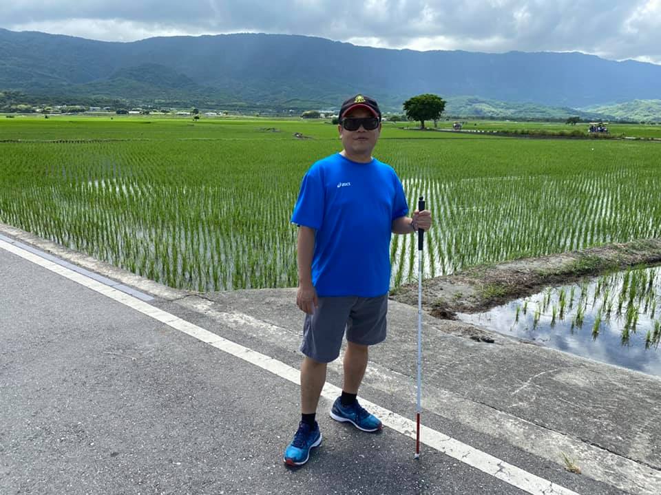 帶著白手杖出遊。圖為台東伯朗大道。