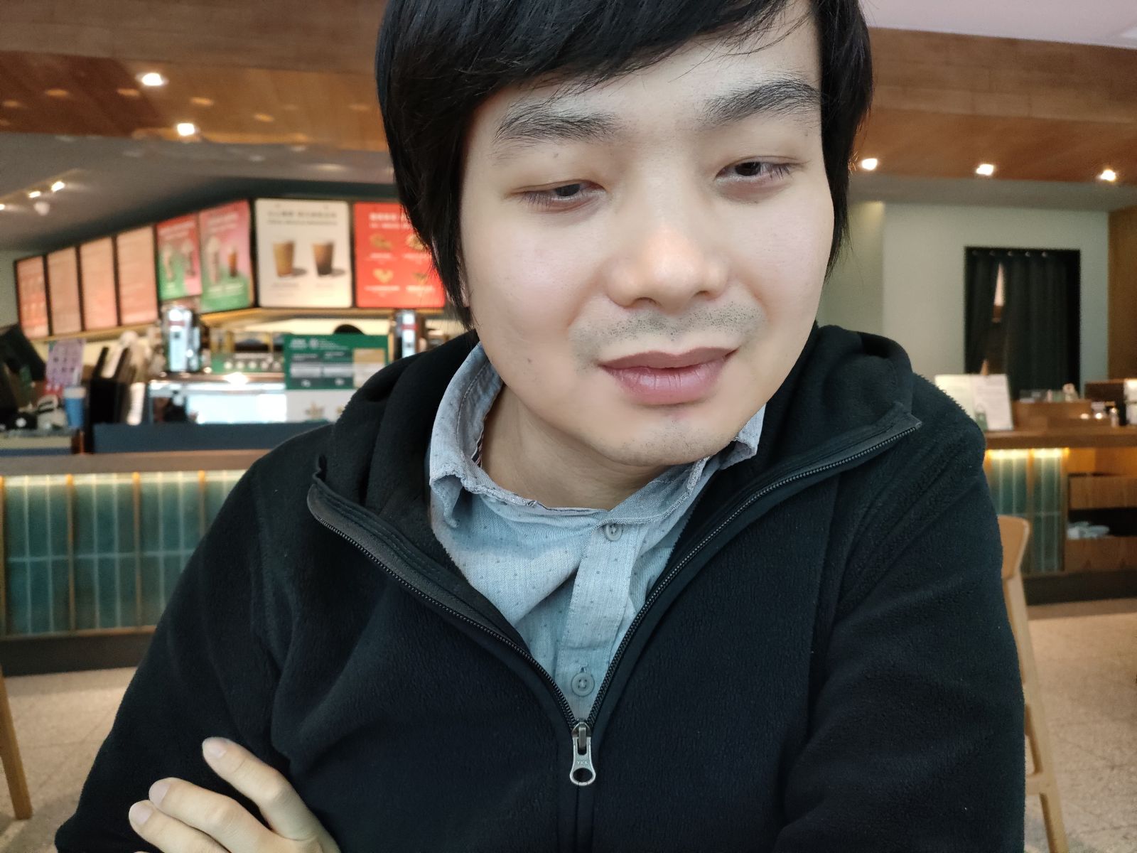 李柏炫利用中午時間在咖啡廳受訪。