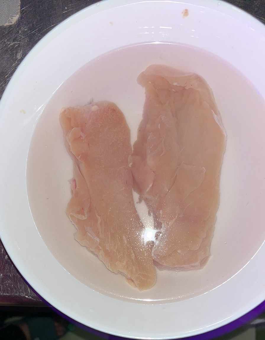 浸泡鹽水的雞胸肉。