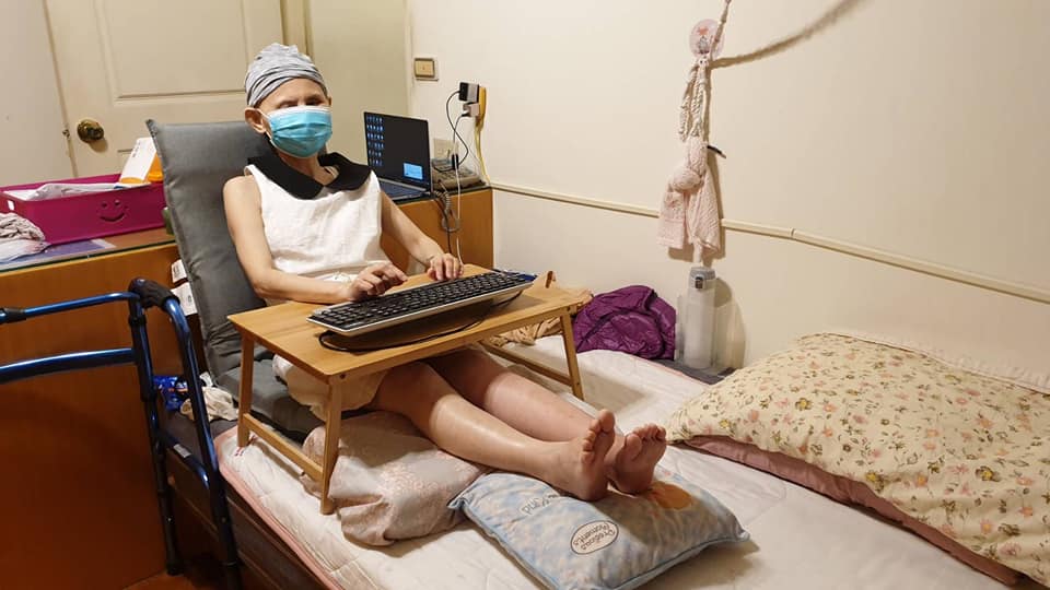 翠玲在家工作圖。