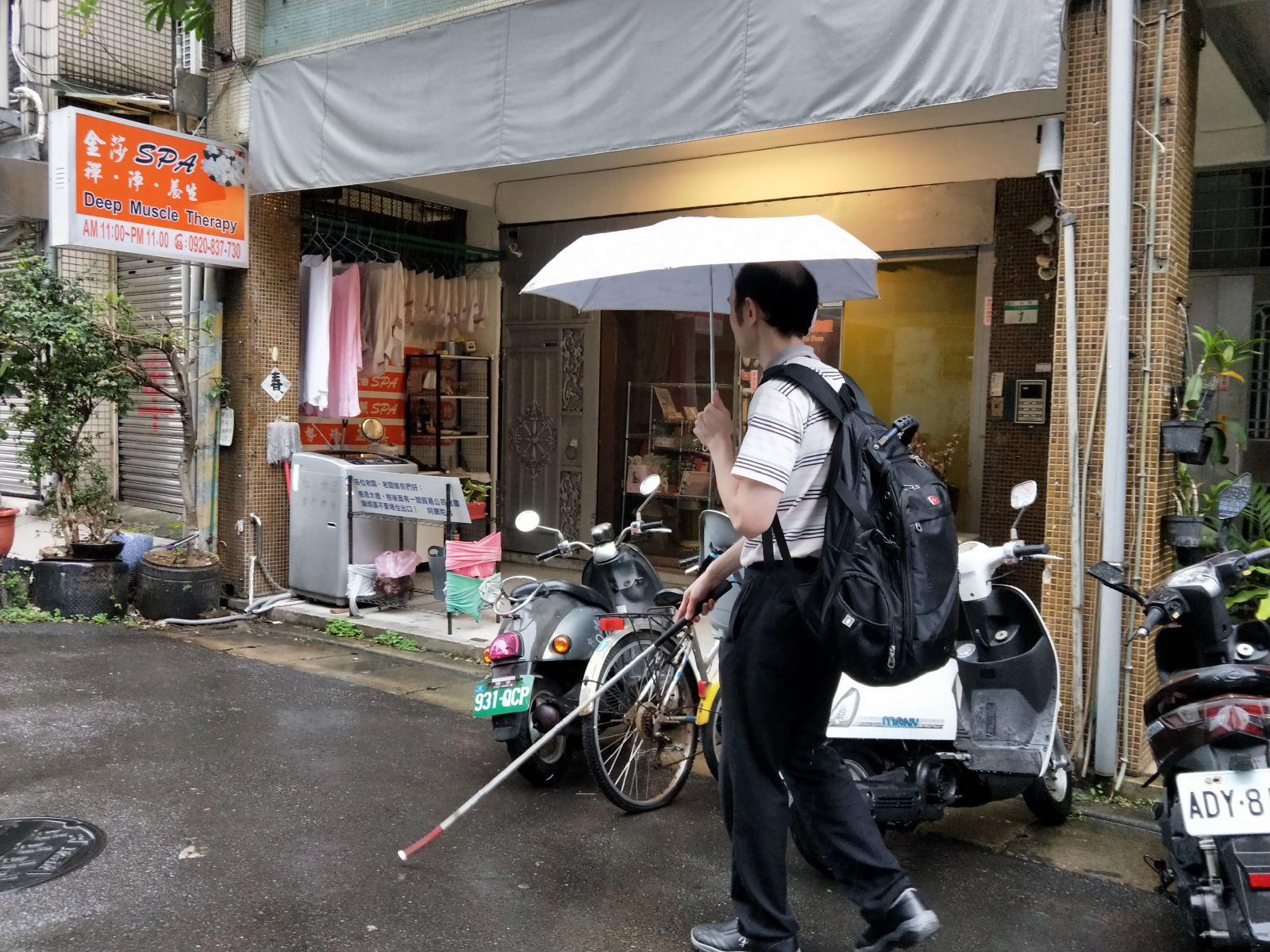 定向能力很好的冠武老師，平日打著手杖上下班，必要時也自行到外縣市教學。