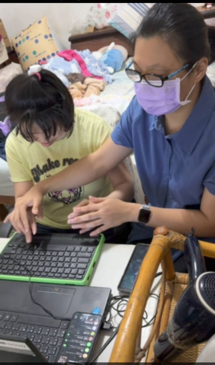 念慈以點字教盲聾啞學生電腦。