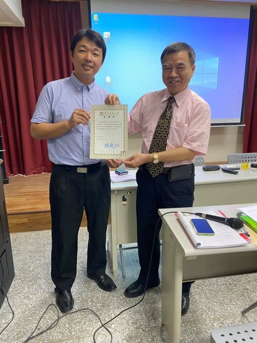 林慶仁老師（右）與榮獲2020年總統教育獎的李文煥，兩人亦師亦友