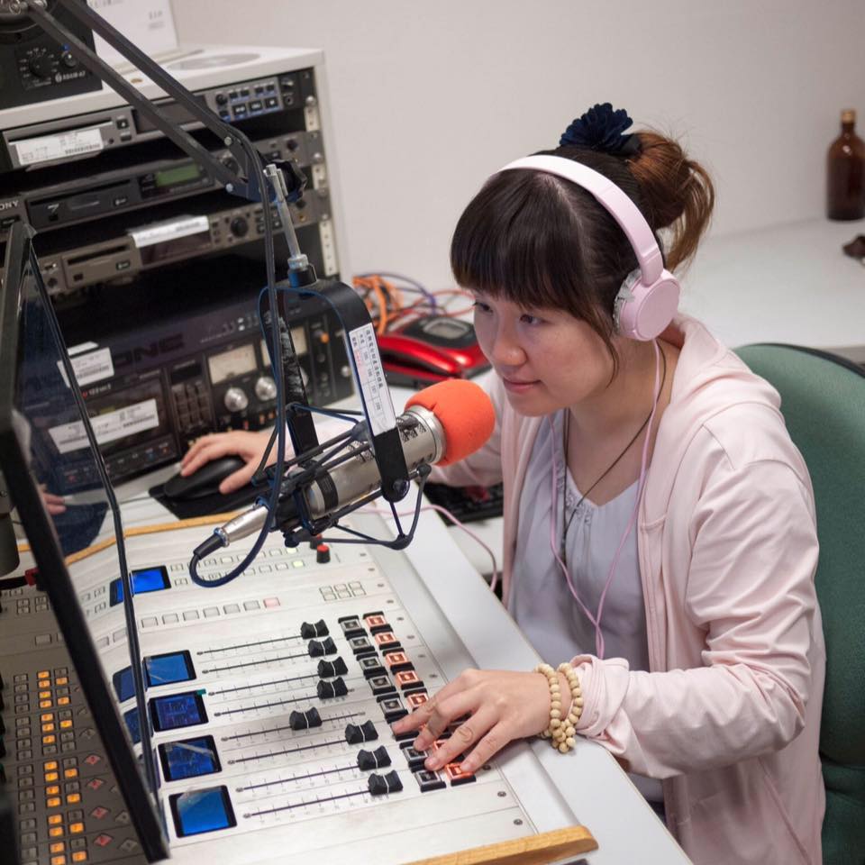 美賢在復興廣播電台主持「聽土地在唱歌」節目。