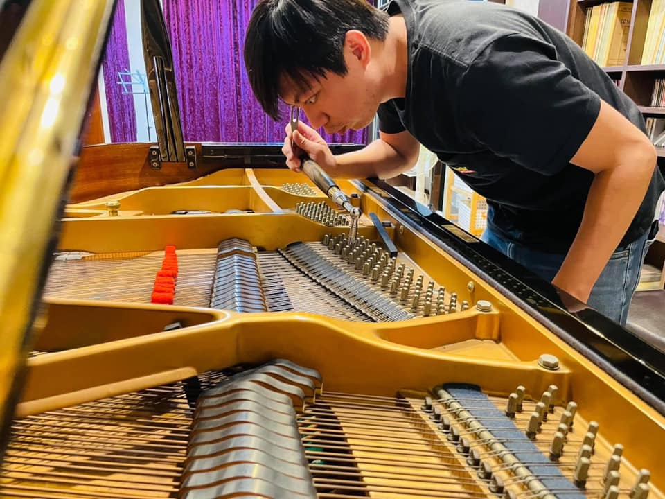 鋼琴調音師是李文佑失去視覺後的第一份工作。