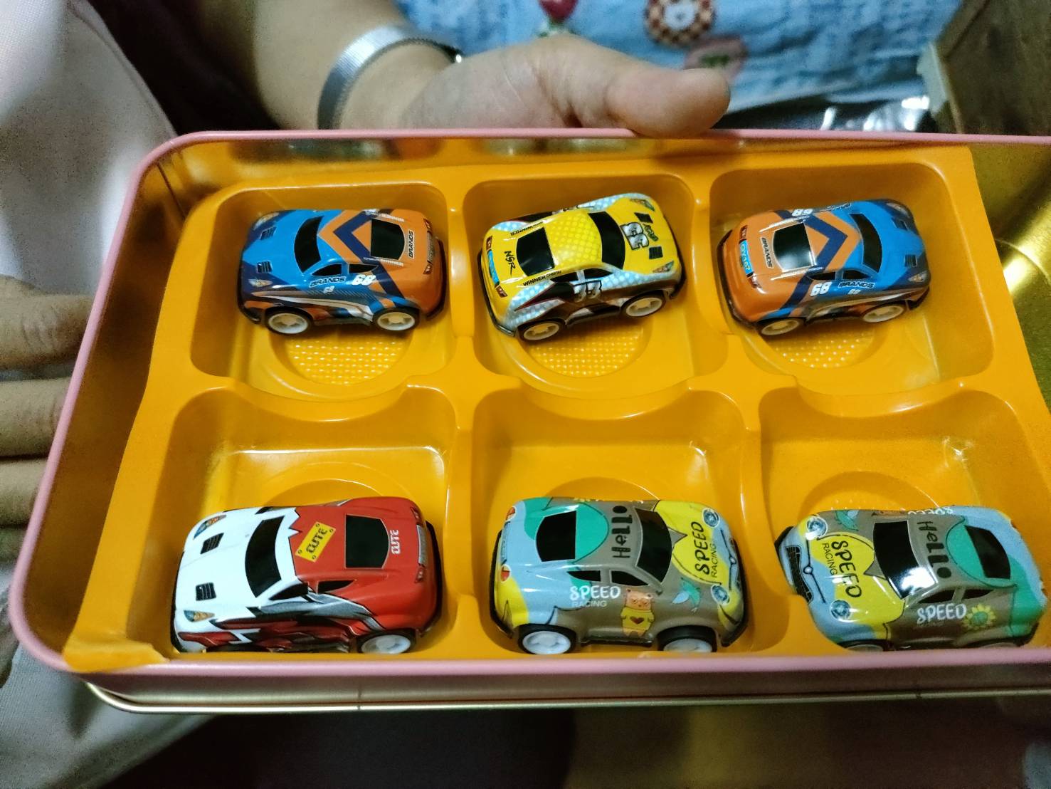 念慈以玩具車吸引小朋友的注意力，學習成效佳。
