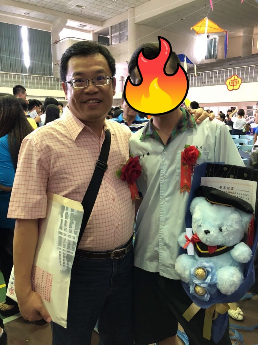 林榮祥是歡迎的老師，畢業典禮上，學生都搶著跟他合照。