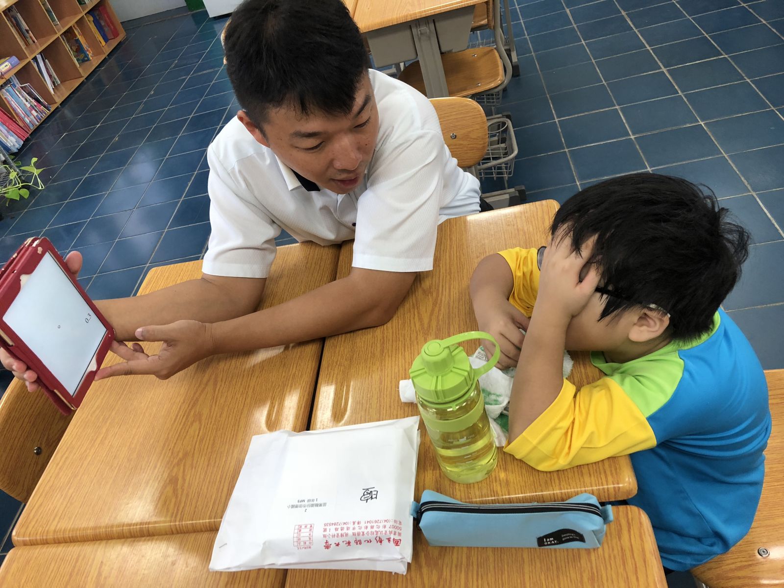 視障巡迴輔導老師李文煥，為學生做視力評估。
