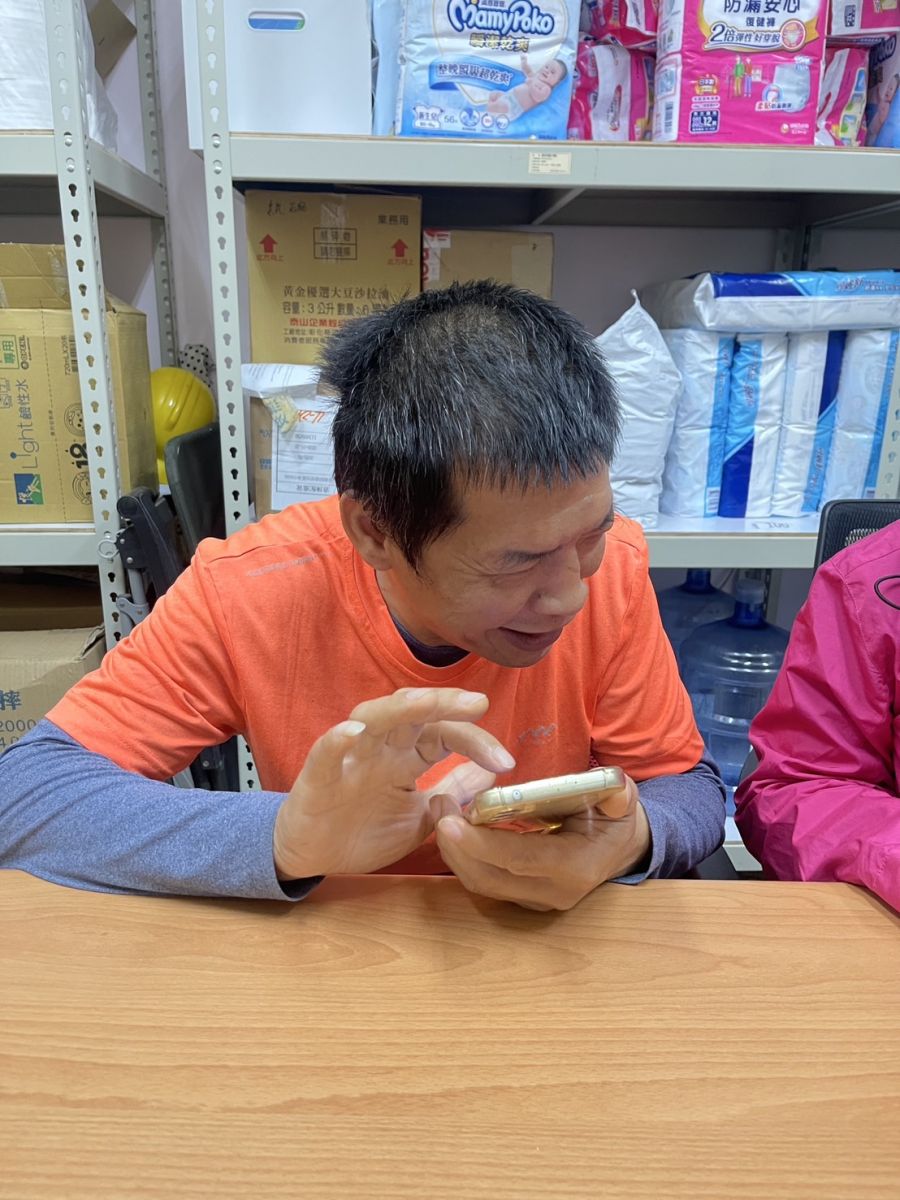 周碩宣學會手機功能，喜歡外出探險
