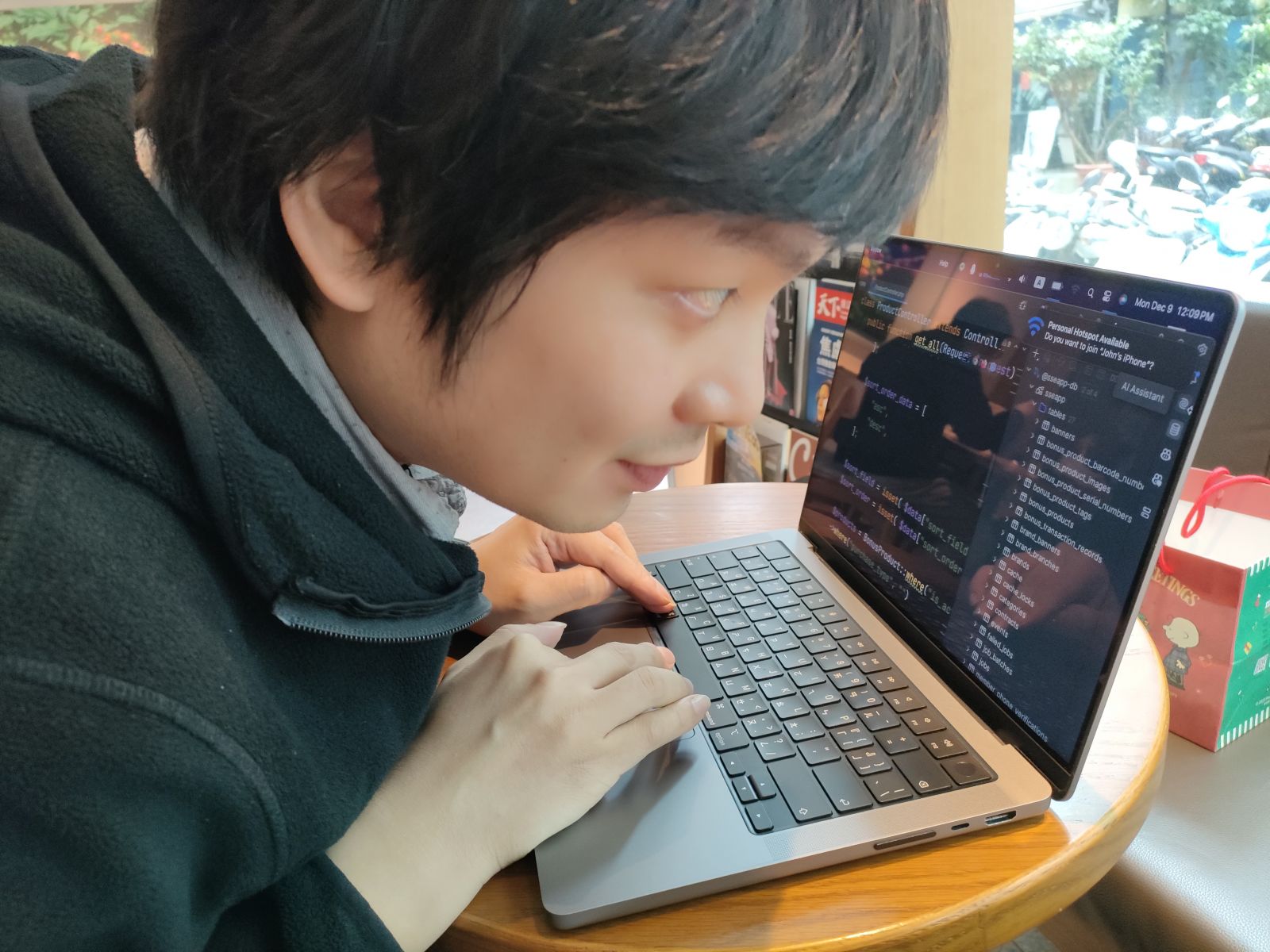 工作上，柏炫只需放大鏡和語音報讀兩樣輔具即可。