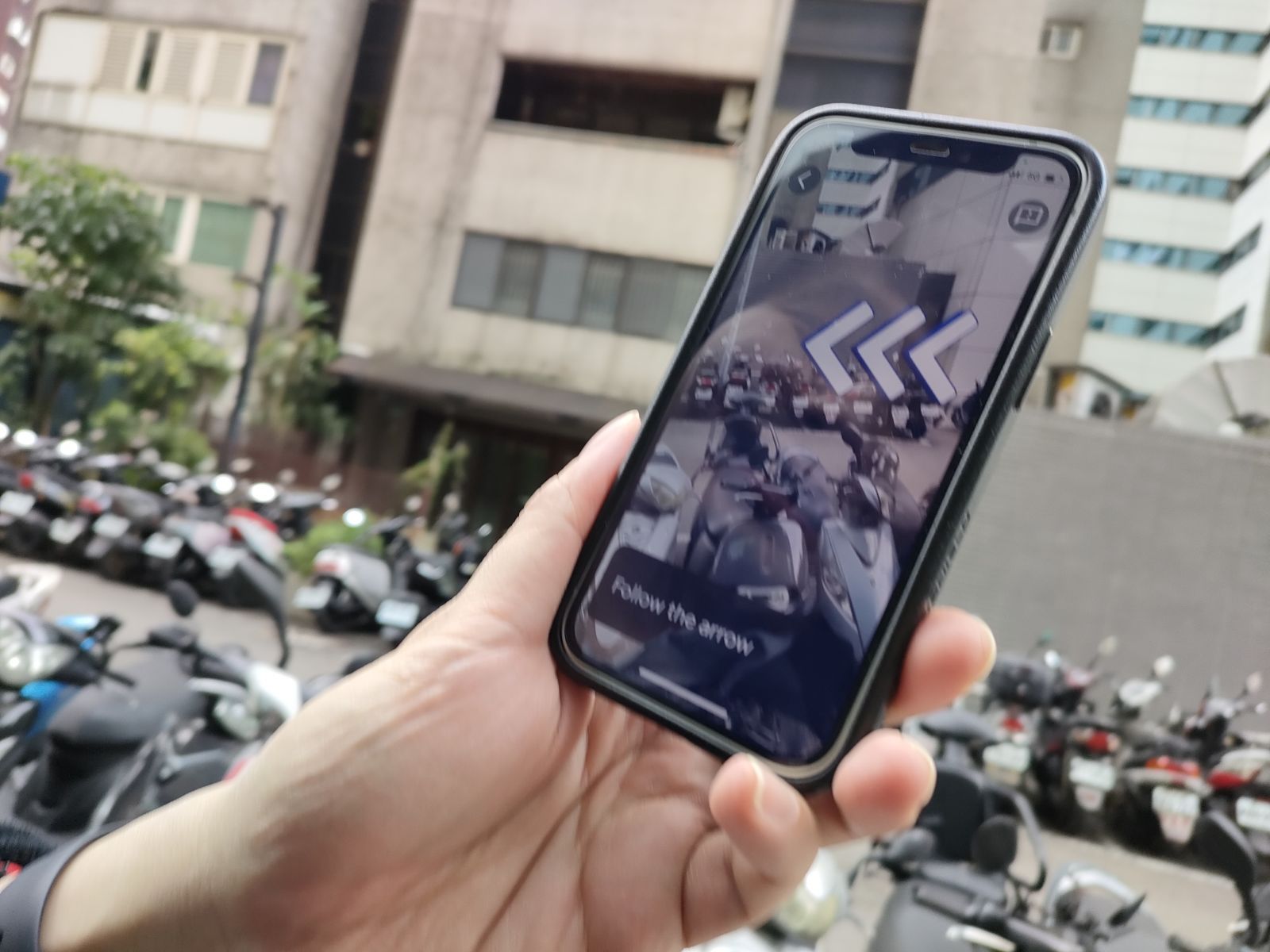 直到近幾年，手機軟體更新，只要把周圍的環境「掃一遍」，畫面出現大大的「箭頭」，這才幫助他了解方向。