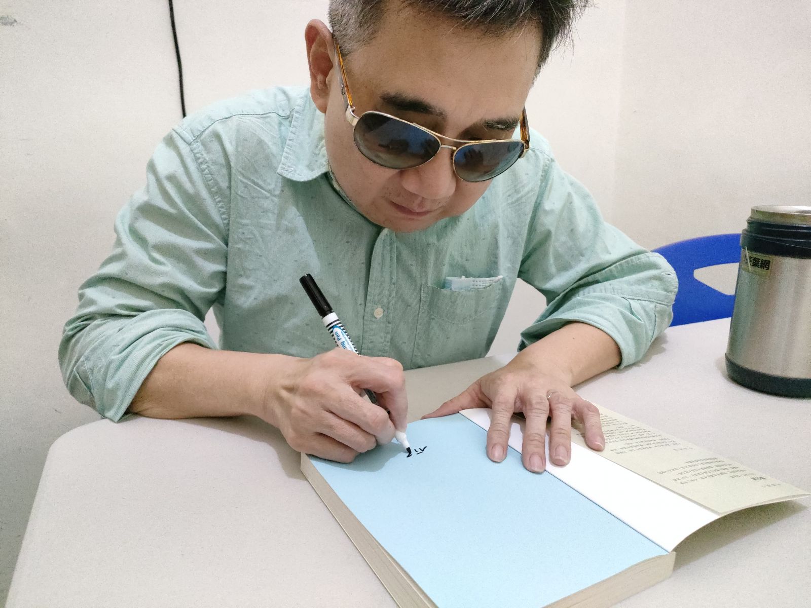 介洲有專用的簽名筆喔！