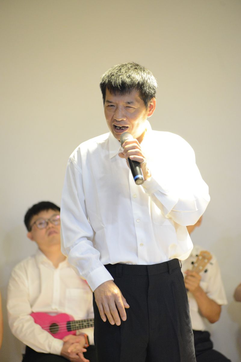 失去視覺後，周碩宣人生大轉變。他換上白襯衫西裝褲，參加打擊樂演出